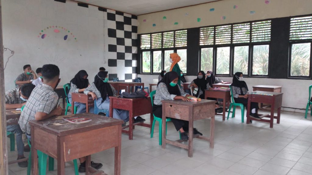 Perbankan syariah mengajar di SMA 2 Kampar Kiri Tengah pada tanggal 19 Januari 2021.