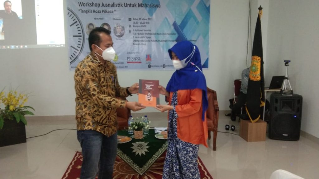 Penyerahan Buku Aparatur Sipil Negara oleh Bawaslu ke Prodi Perbankan Syariah